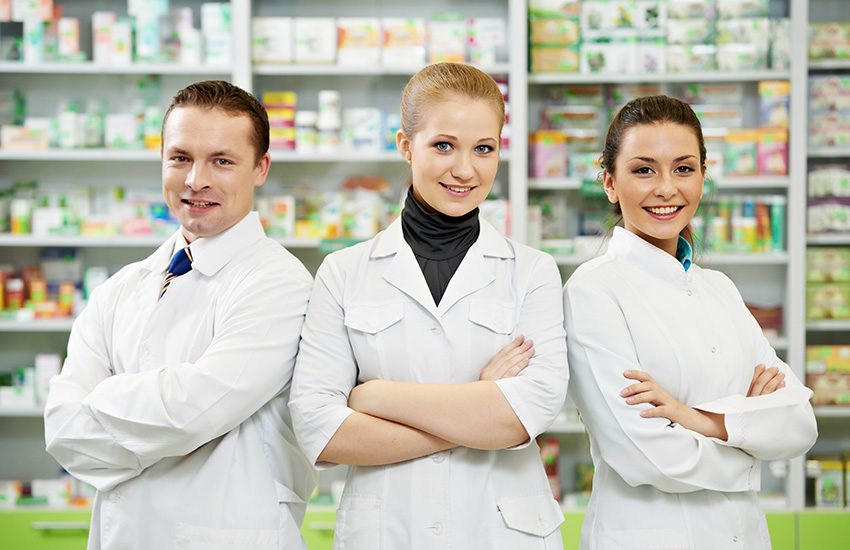 Tres farmac&eacute;uticos cruzados de brazos sonr&iacute;en